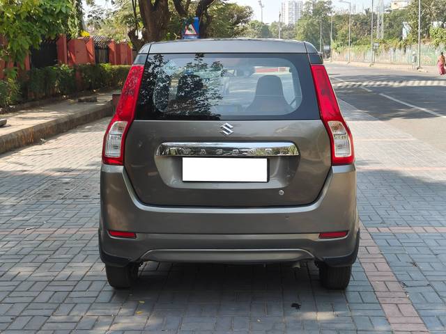 https://images10.gaadi.com/usedcar_image/4258832/original/processed_ee3b7092c884589a3c2da9fe2f95595f.jpg?imwidth=6402