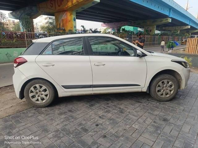 https://images10.gaadi.com/usedcar_image/4259448/original/processed_1bcecb11-9e56-4451-83e3-ddae8f250c63.jpeg?imwidth=6401