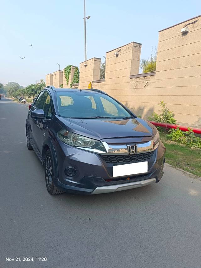 https://images10.gaadi.com/usedcar_image/4259748/original/processed_ee3207f5b5d09b48eccf7d4b39ff28df.jpg?imwidth=6400