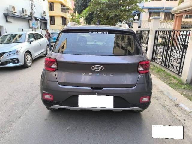 https://images10.gaadi.com/usedcar_image/4260018/original/processed_df0e5b05f82610d9f0049d49e08732f9.jpg?imwidth=6402