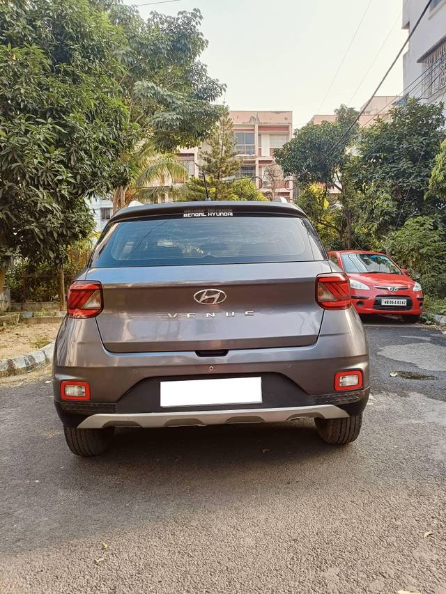 https://images10.gaadi.com/usedcar_image/4260018/original/processed_eae11842ea62f53e9900bceafcf647b2.jpg?imwidth=6402