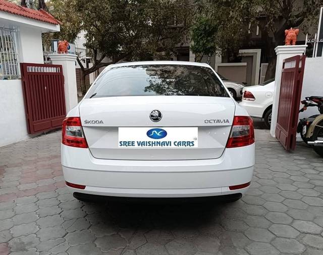 https://images10.gaadi.com/usedcar_image/4260086/original/processed_88098a0792a68997958c25f06c8f2dd7.jpeg?imwidth=6401