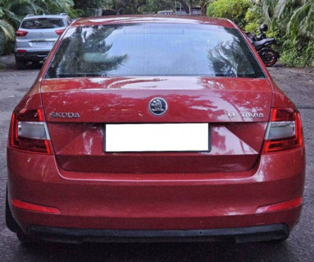 https://images10.gaadi.com/usedcar_image/4260156/original/processed_21068c3aa394ae0ab1ab77a034b1bd30.png?imwidth=6402