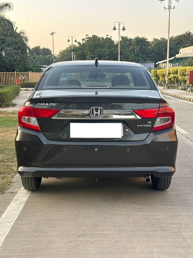 https://images10.gaadi.com/usedcar_image/4260820/original/processed_22ce8be52362fd0a37aa31bb3a2549de.jpg?imwidth=6402