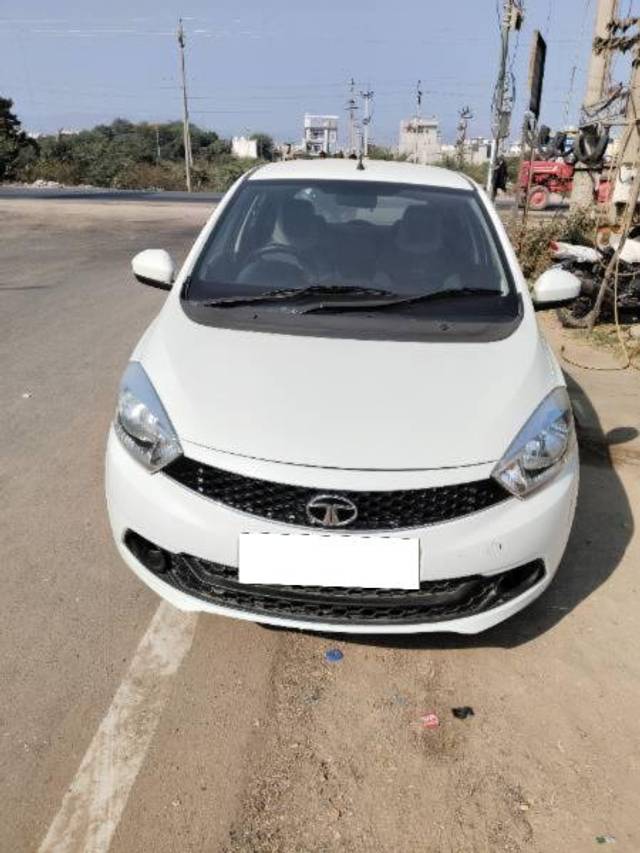 https://images10.gaadi.com/usedcar_image/4261157/original/processed_c5066af5-ec41-4553-b98d-e3f6c1cf2bfe.jpg?imwidth=6402