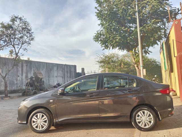 https://images10.gaadi.com/usedcar_image/4261314/original/processed_33ed1d6f62e8d5fcfb1a2eff41486422.jpg?imwidth=6402