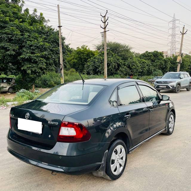 https://images10.gaadi.com/usedcar_image/4261645/original/processed_ae9bdbba468de9b04081c3195666ba4d.jpg?imwidth=6401