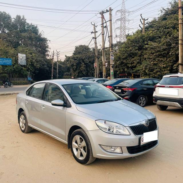 https://images10.gaadi.com/usedcar_image/4261651/original/processed_400780b00304848cb0701056ac8ca27e.jpg?imwidth=6400