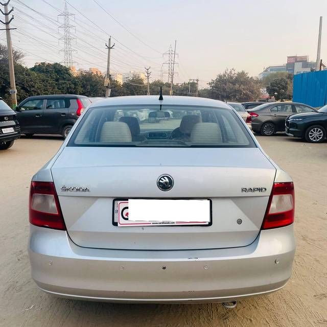 https://images10.gaadi.com/usedcar_image/4261651/original/processed_8c1826581a2d1ebd154292dc5a1ed095.jpg?imwidth=6401