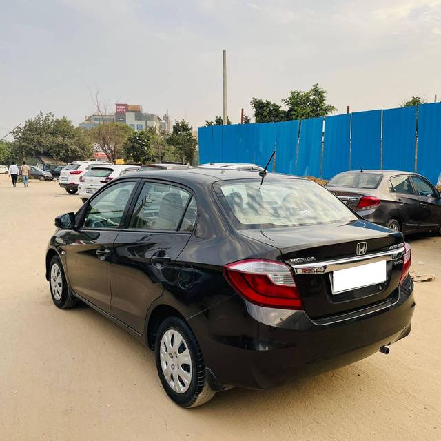 https://images10.gaadi.com/usedcar_image/4261653/original/processed_5152d1295e694e88cd4c8ddd5f56eda1.jpg?imwidth=6402