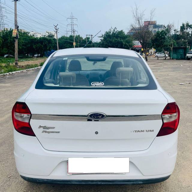 https://images10.gaadi.com/usedcar_image/4261659/original/processed_fb8ec63c44ca7ad9ef02cb43882f9163.jpg?imwidth=6402