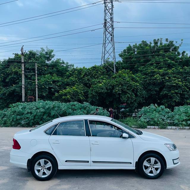 https://images10.gaadi.com/usedcar_image/4261708/original/0d968b4ea87d447309e4fa566e415292.jpg?imwidth=6401