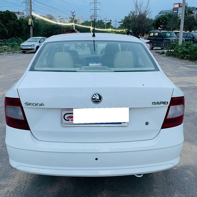 https://images10.gaadi.com/usedcar_image/4261708/original/processed_0a27870be49d5edae13d60d4f206b671.jpg?imwidth=6402