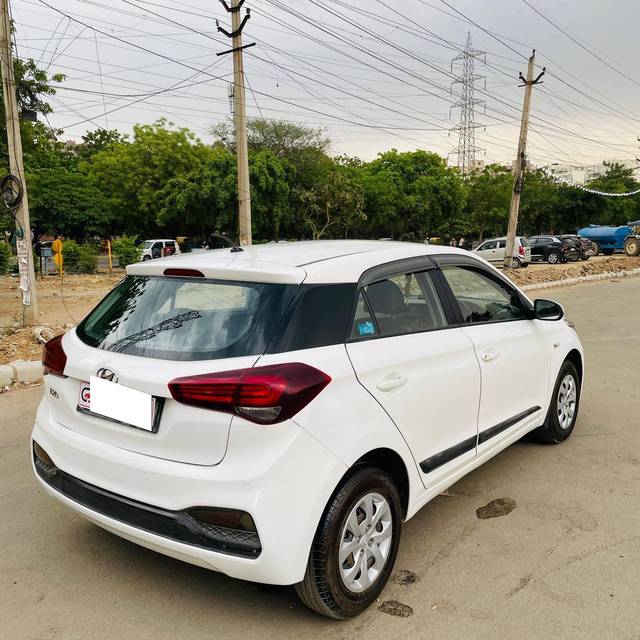 https://images10.gaadi.com/usedcar_image/4261885/original/processed_5c80b0f463a64b0d1bdfe64b87c983cc.jpg?imwidth=6402