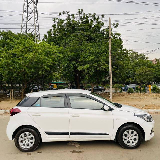 https://images10.gaadi.com/usedcar_image/4261885/original/processed_b20316dd6ab030c898dcb1406120b0cf.jpg?imwidth=6401