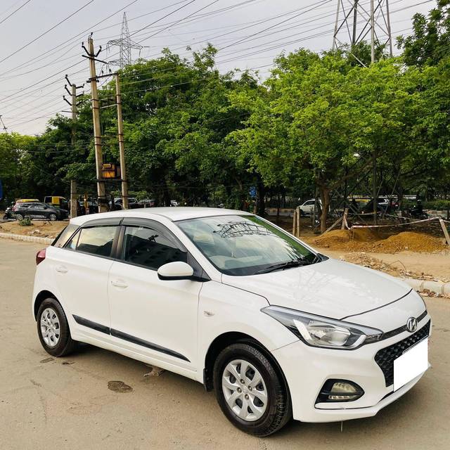 https://images10.gaadi.com/usedcar_image/4261885/original/processed_b49cc815cef078fb44f306019c55112c.jpg?imwidth=6400