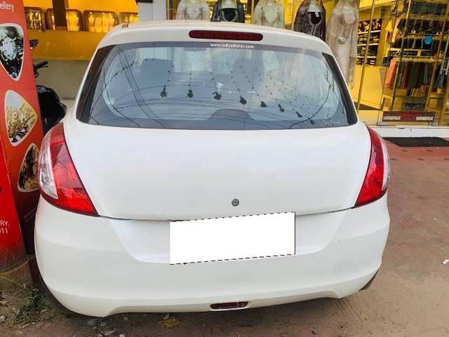 https://images10.gaadi.com/usedcar_image/4261934/original/processed_996402dc-aee7-4178-b62a-4a31805ff906.jpeg?imwidth=6402