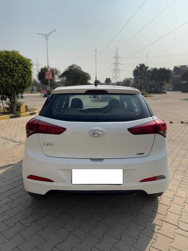 https://images10.gaadi.com/usedcar_image/4261984/original/processed_d725f4ae0f6018076b782618fce4f57c.jpg?imwidth=6402