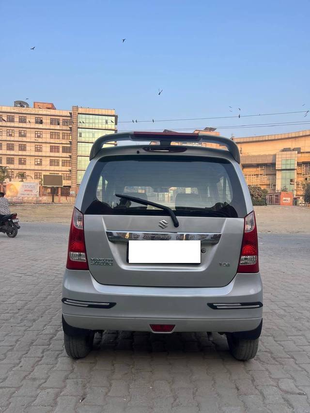 https://images10.gaadi.com/usedcar_image/4262432/original/processed_98597746f2733aa7b40165517b93819f.jpg?imwidth=6402