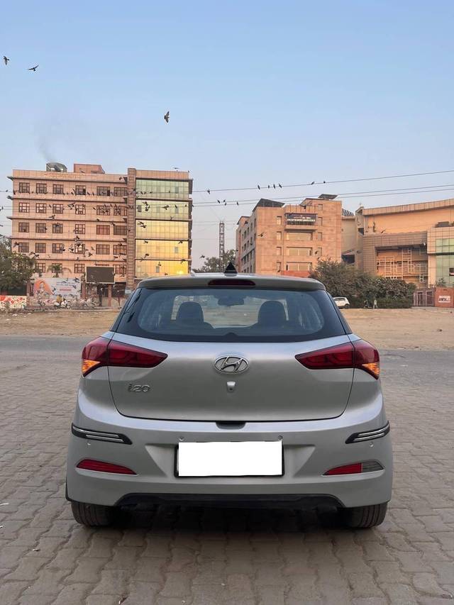 https://images10.gaadi.com/usedcar_image/4262435/original/processed_b16c24a0ae261f5487335f8fbedfb9a8.jpg?imwidth=6402