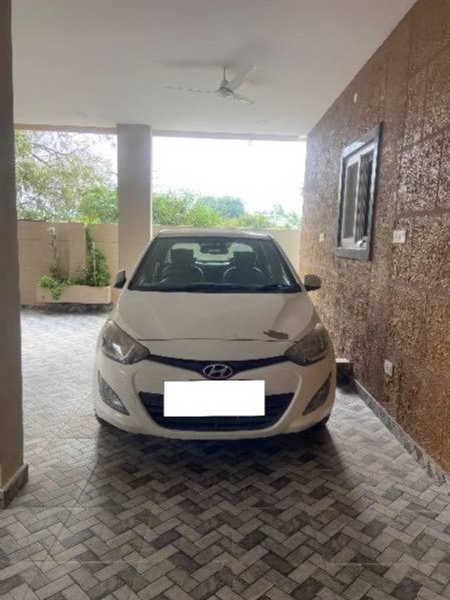 https://images10.gaadi.com/usedcar_image/4262503/original/processed_9c7a1c18-86a0-4cad-a967-82bd72ebb27a.jpeg?imwidth=6401