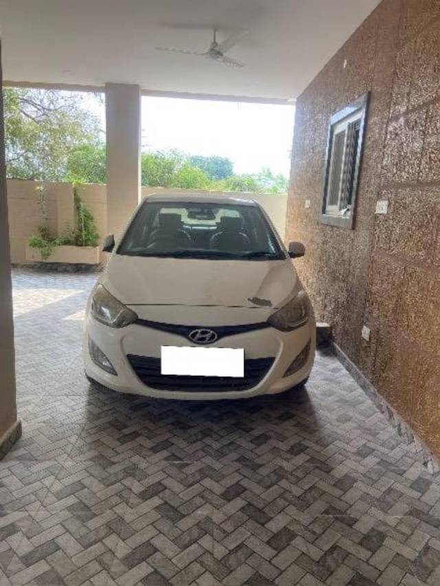 https://images10.gaadi.com/usedcar_image/4262503/original/processed_ea39449a-72be-4f8a-9d79-5bb2396f42f7.jpeg?imwidth=6400