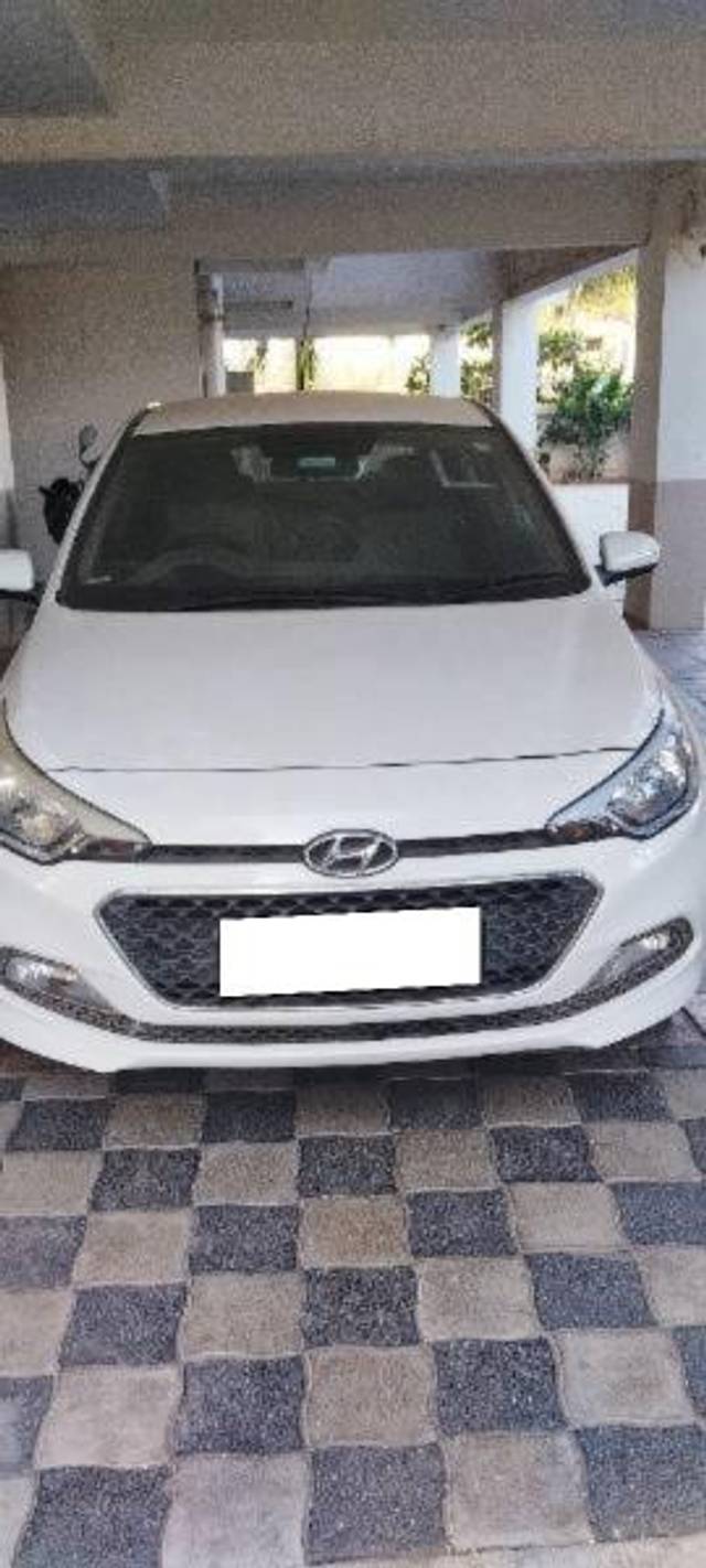 https://images10.gaadi.com/usedcar_image/4262629/original/processed_26d0806b-70ba-4385-a0ec-f037c5c6254b.jpg?imwidth=6400