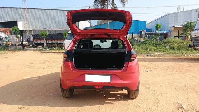 https://images10.gaadi.com/usedcar_image/4262896/original/processed_d47fb81817cc6686768735625dcd863e.jpg?imwidth=6402