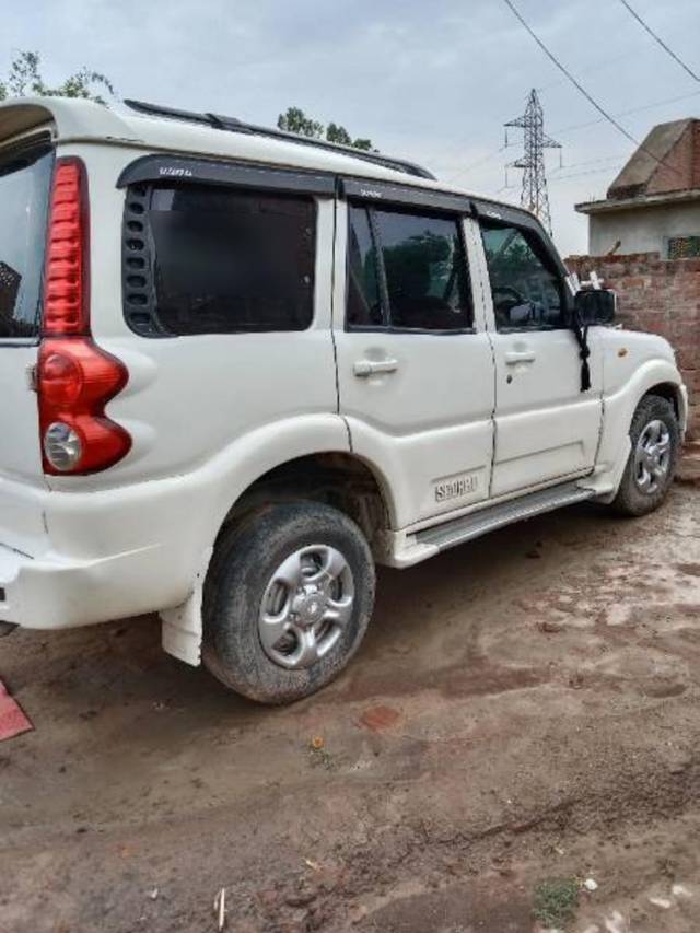 https://images10.gaadi.com/usedcar_image/4263110/original/processed_840db801-4fea-4381-9600-46666da83b32.jpg?imwidth=6402