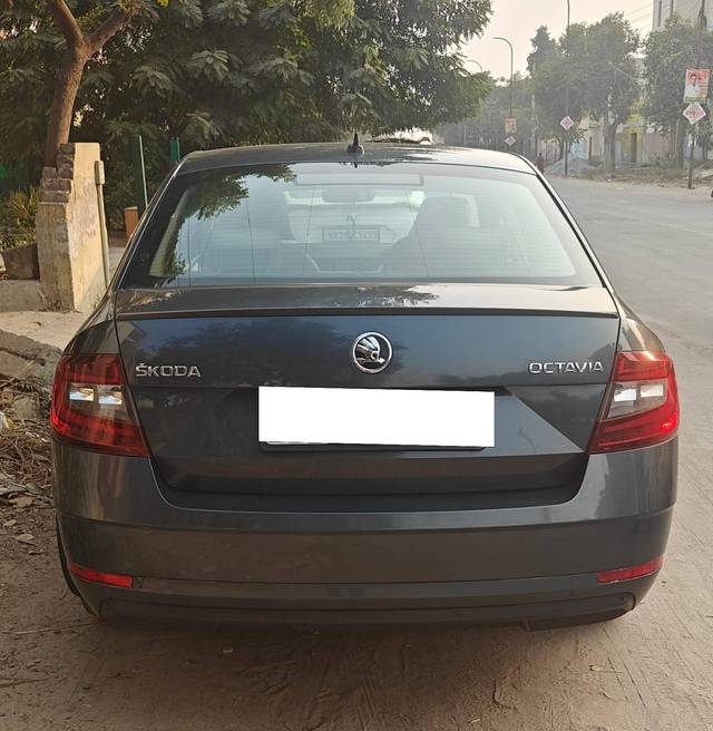 https://images10.gaadi.com/usedcar_image/4263431/original/processed_951f9dc29ee778fe670981542be0a9da.jpg?imwidth=6401