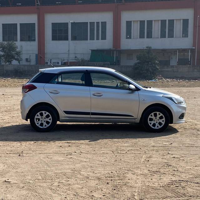 https://images10.gaadi.com/usedcar_image/4263933/original/d680f8f1eb72a8aa646b178f3e66c0c4.jpg?imwidth=6401