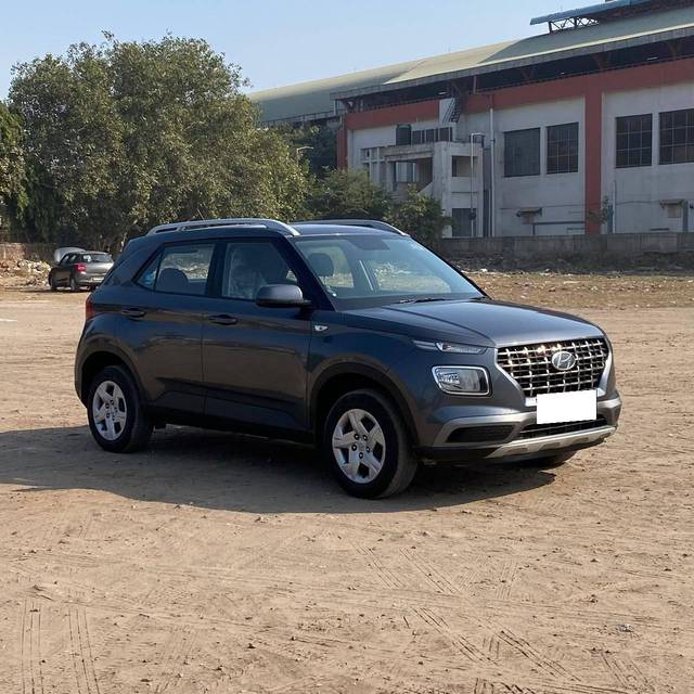 https://images10.gaadi.com/usedcar_image/4263935/original/processed_738c889fe8c1827491a59d1932b8c0a1.jpg?imwidth=6400