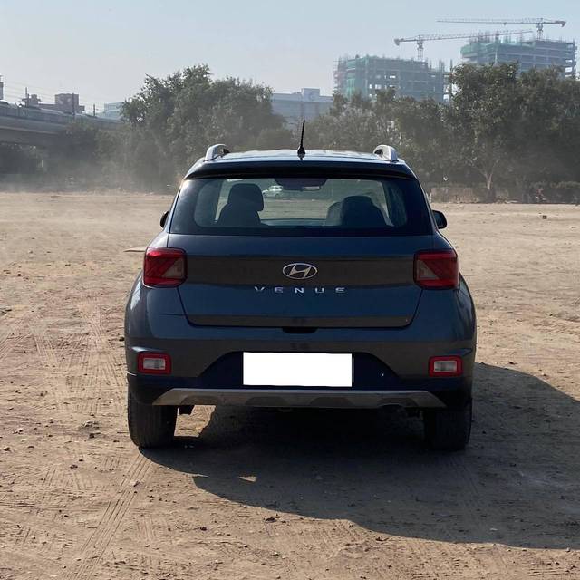 https://images10.gaadi.com/usedcar_image/4263935/original/processed_a3d1297a66331fe9f285588fb0234637.jpg?imwidth=6402