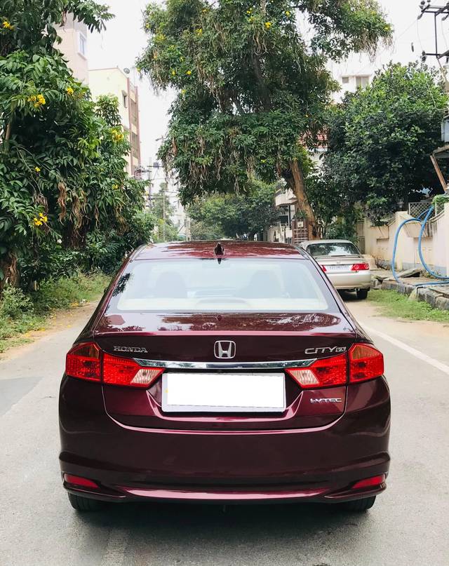 https://images10.gaadi.com/usedcar_image/4263987/original/processed_e5efb35e5796395113d5dfd8e97f2fff.jpeg?imwidth=6402