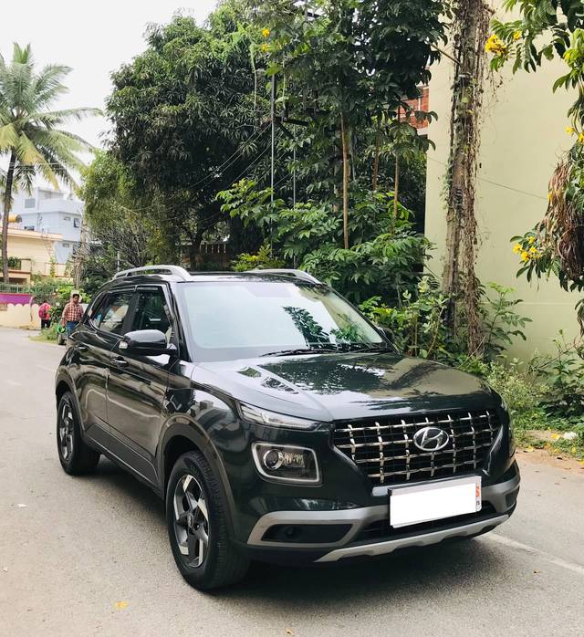 https://images10.gaadi.com/usedcar_image/4263993/original/processed_492dd56b95813222bb9a3cc1277fe297.jpeg?imwidth=6400