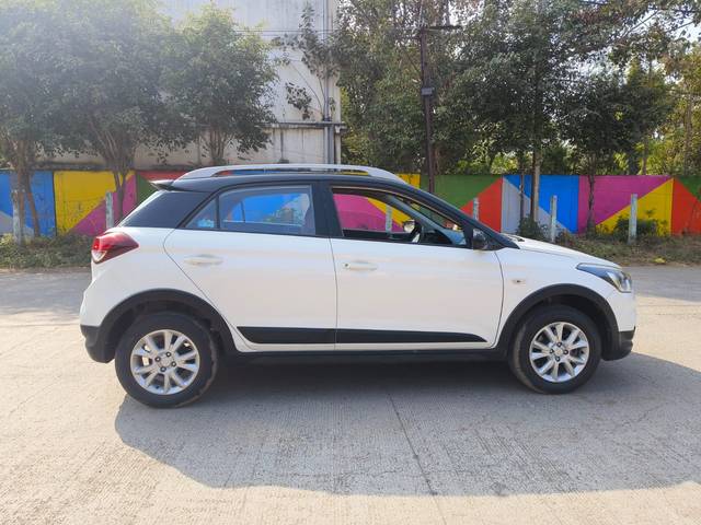 https://images10.gaadi.com/usedcar_image/4264015/original/7b8600d32d72a8a87f4f2f09117dd6a9.jpg?imwidth=6401