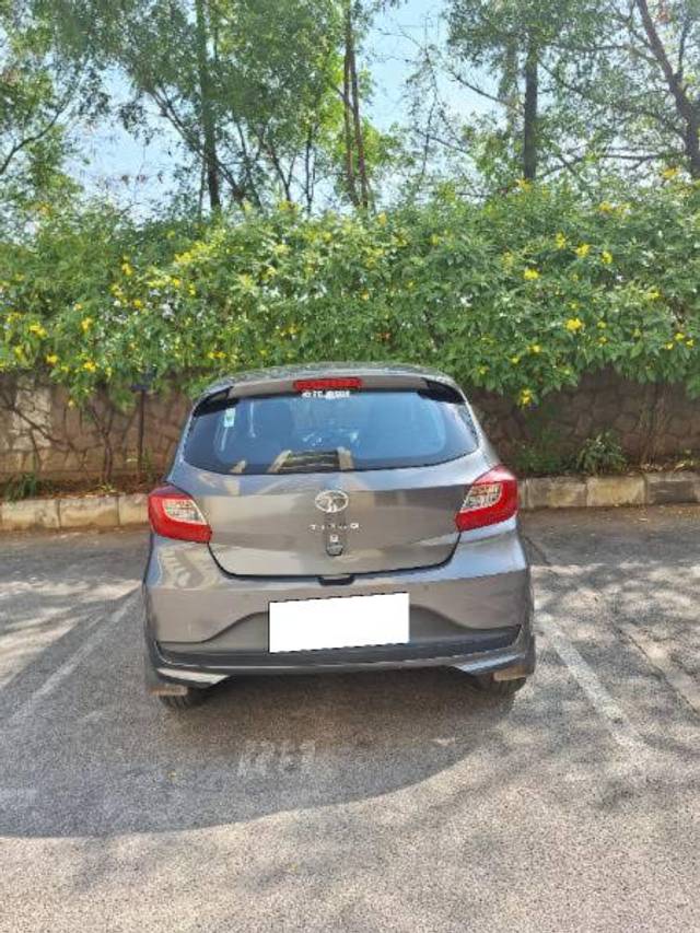 https://images10.gaadi.com/usedcar_image/4264053/original/processed_877f27c3-f1eb-40cc-aacf-09473817e075.jpg?imwidth=6402