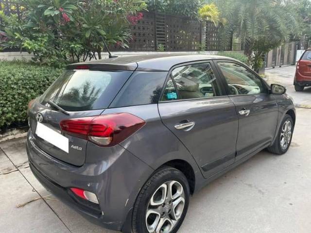 https://images10.gaadi.com/usedcar_image/4264071/original/processed_e4271db82bbd2776dab3ba5c8ea1991b.jpg?imwidth=6401