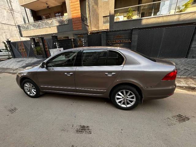 https://images10.gaadi.com/usedcar_image/4264162/original/4027997a83a37ff5ed03cde521f75061.jpg?imwidth=6402