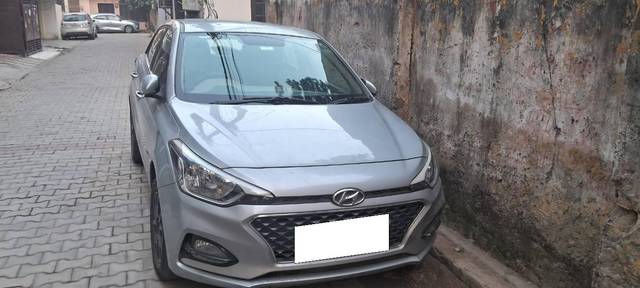 https://images10.gaadi.com/usedcar_image/4264215/original/processed_d6612d99-34a8-4123-9828-fef0fa0bd4ff.jpg?imwidth=6401