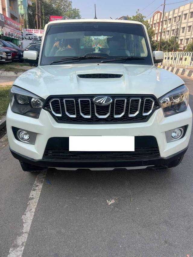 https://images10.gaadi.com/usedcar_image/4264494/original/processed_cca9b7e7e9e4fdd2d81efec02e6b5352.jpg?imwidth=6402