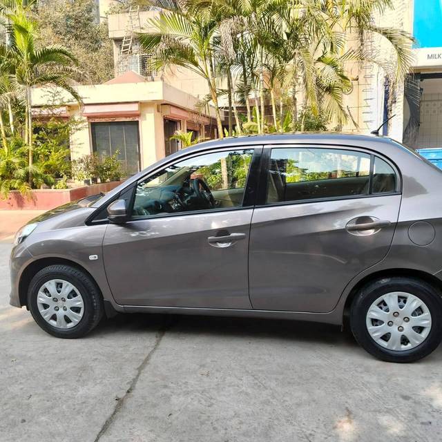 https://images10.gaadi.com/usedcar_image/4264519/original/processed_d34b001f2daffcf695354856ab0a3b8a.jpg?imwidth=6402