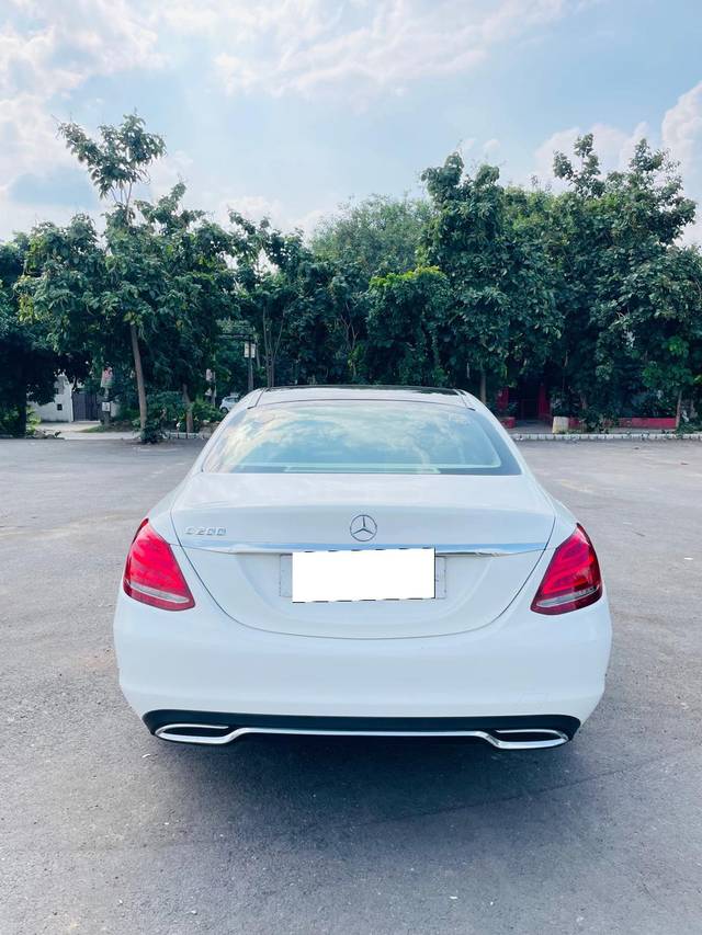 https://images10.gaadi.com/usedcar_image/4264619/original/processed_5dbcbabef75e57f54d1323688b41f6b0.jpg?imwidth=6402