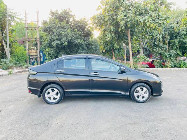 https://images10.gaadi.com/usedcar_image/4264671/original/b5a5946a547b1d1afe8ac520040fa821.jpg?imwidth=6401