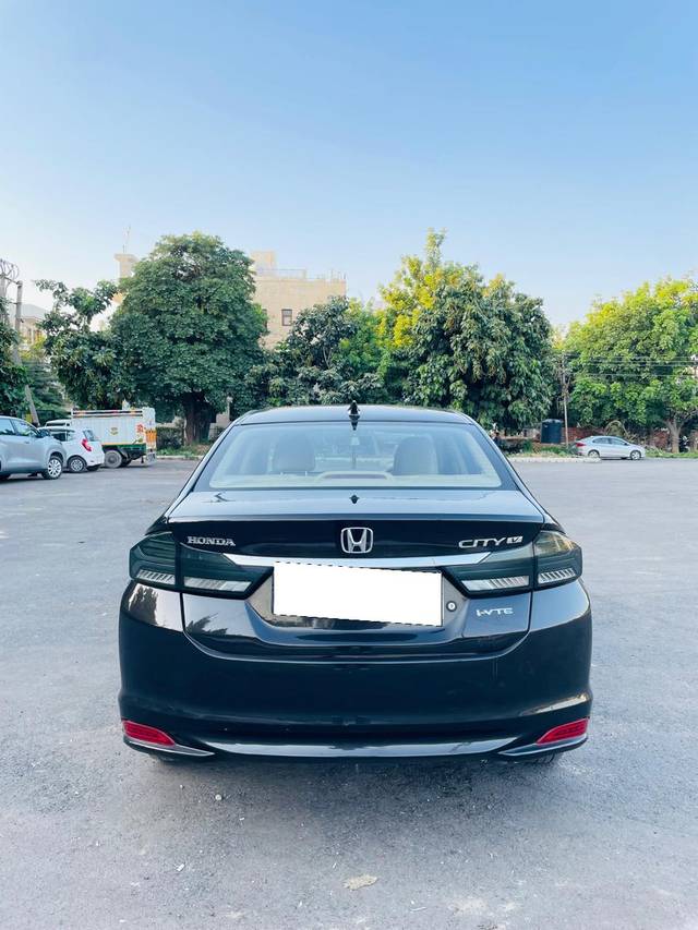 https://images10.gaadi.com/usedcar_image/4264671/original/processed_182434217be61df0a6f3a7ea89a94f15.jpg?imwidth=6402