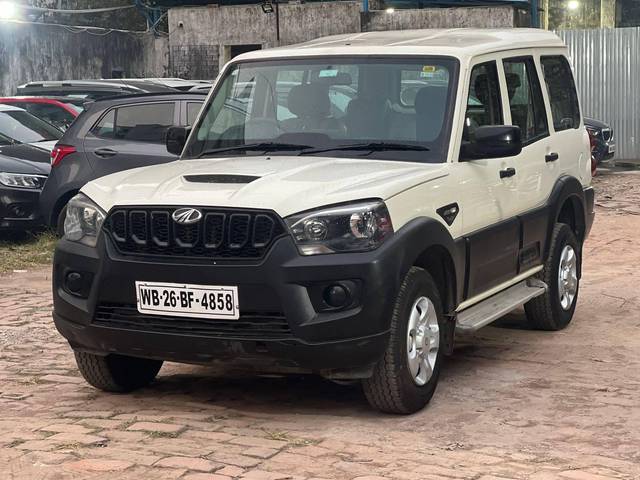 https://images10.gaadi.com/usedcar_image/4264694/original/processed_56c10a985cc30f100a4f2ae1e5af830c.jpg?imwidth=6402