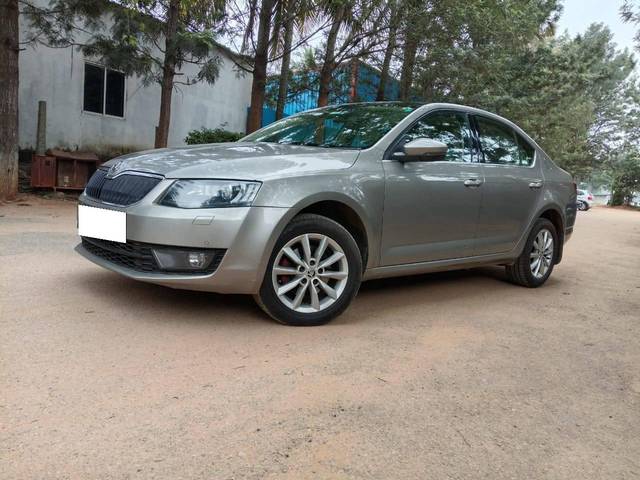 https://images10.gaadi.com/usedcar_image/4264705/original/processed_c971b697a4639f9db79ab02f694010ae.jpg?imwidth=6402