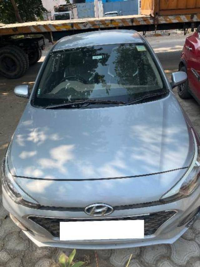 https://images10.gaadi.com/usedcar_image/4265460/original/e6cdced5a02616b8db4328ea4789d399.jpeg?imwidth=6400