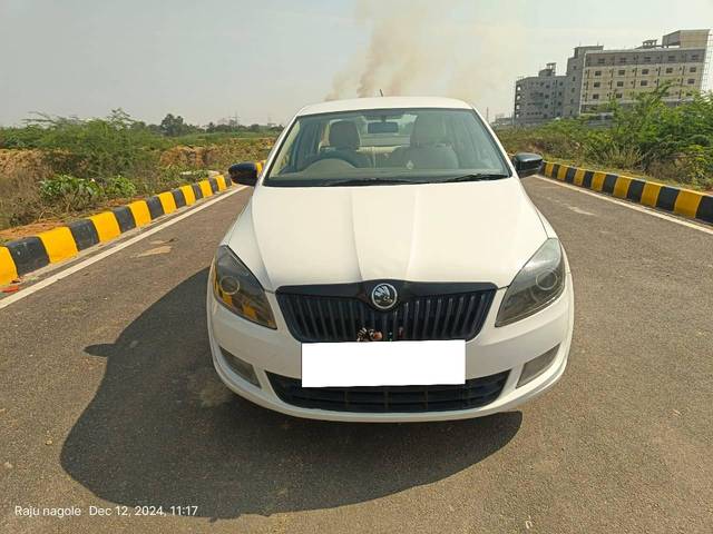 https://images10.gaadi.com/usedcar_image/4265707/original/processed_a4de5f49bba284bdf34ae7edc8e3b62f.jpg?imwidth=6400