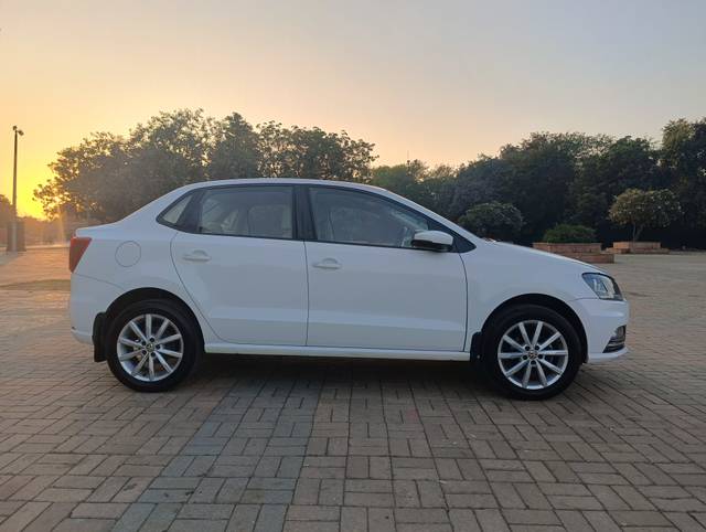 https://images10.gaadi.com/usedcar_image/4265774/original/d53a75004f0500a9ff46502b0cedf669.jpg?imwidth=6401